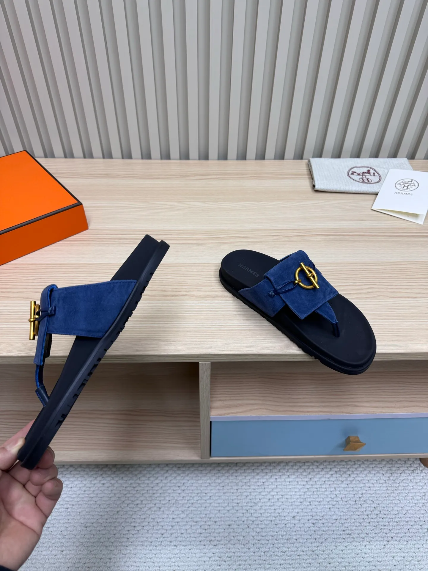 👟👟Ex-factory price 502👟👟Hermes🐎The extremely popular couple’s slippers/the latest hardware buckle sandals and slippers, paired with various colorful socks, so trendy!  ———————— Upper: imported cowhide/sheep leather/cloth/palmprint leather lining: imported cowhide/sheepskin outsole: Tpu non-slip and wear-resistant outsole Female size: 35-42 (40.41.42 non-returnable and non-exchangeable) Male code: 39-45 (45 non-returnable and non-exchangeable)